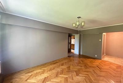 Apartament cu 3 camere semidecomandat în Piața Unirii