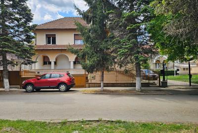 Casă cu 6 camere în Decebal