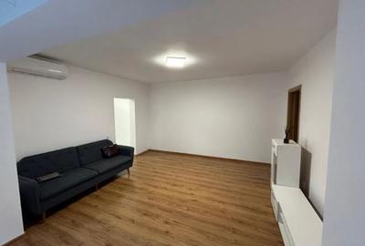 Apartament cu 3 camere semidecomandat în Iancului