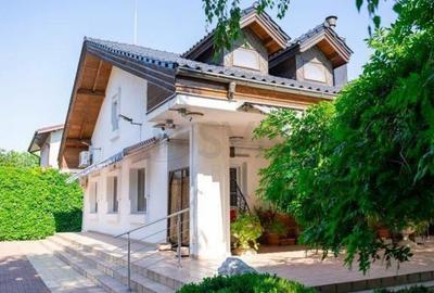 Casă individuală cu 9 camere în Central