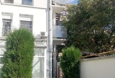 Casă cu 10 camere în Băneasa