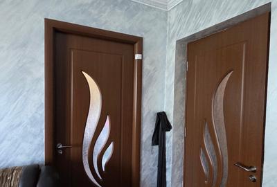 Apartament 3 camere etaj 4 zona liceu Emil Botta Adjud - 2