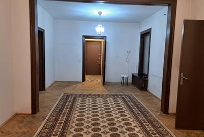 Apartament cu 3 camere nedecomandat, mobilat în Armeneasca