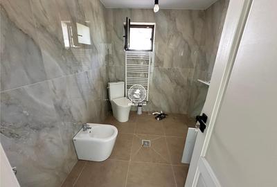 Casă cu 3 camere decomandat în Grajduri