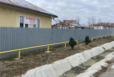 Casa formata din 2 corpuri de vanzare in sat Maluri , comuna Vulturu ,suprafata - 3