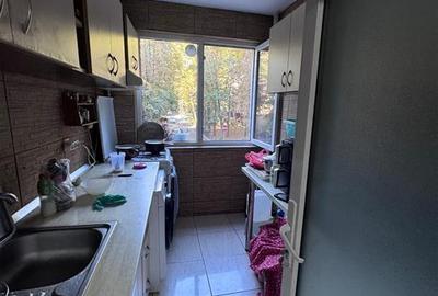 Apartament cu 3 camere semidecomandat în Brâncoveanu