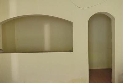 Proprietate cu teren 2.826 mp, 2 corpuri de casa, 9 camere, 3 bai, 2 garaje, pot - 4