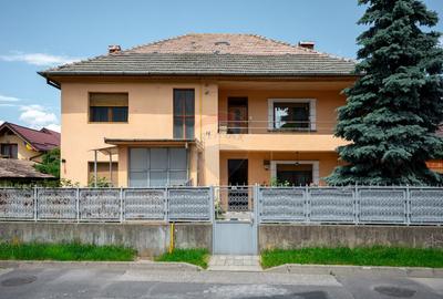 Apartament cu 4 camere decomandat, mobilat în Satulung