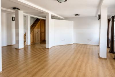 Apartament cu 4 camere decomandat în Central