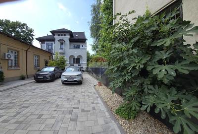 Casă individuală cu 8 camere în Dacia