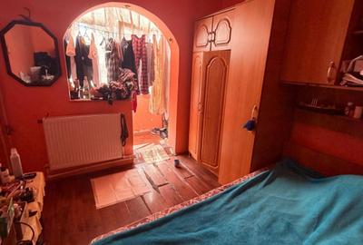 Apartament cu 2 camere semidecomandat, mobilat în Craiovița Nouă