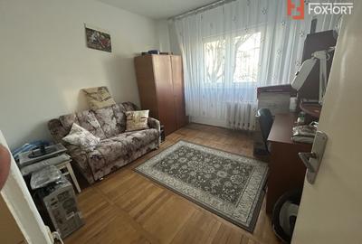 Apartament cu 3 camere semidecomandat, mobilat în Girocului
