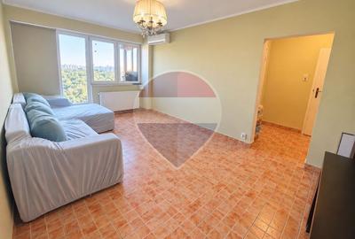 Apartament cu 3 camere semidecomandat în Periferie