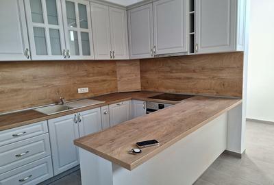 Apartament cu 3 camere semidecomandat, mobilat în Central