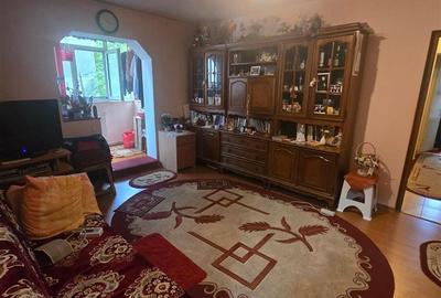 Apartament cu 3 camere semidecomandat în Mircea cel Bătrân