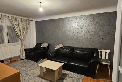 Apartament cu 4 camere decomandat, mobilat în Cornitoiu