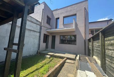 Vând vila P+1, situată în zona Trocadero - 2