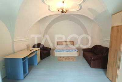Apartament cu 3 camere semidecomandat, mobilat în Orașul de Jos