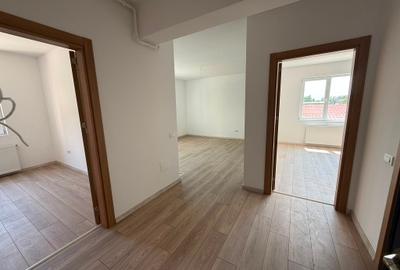 Apartament cu 3 camere în Apărătorii Patriei