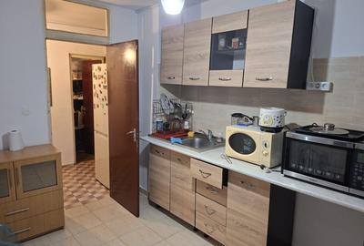 Apartament cu 3 camere decomandat, mobilat în Lujerului