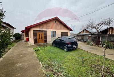 Casă / Vilă cu 4 camere de vânzare - 1