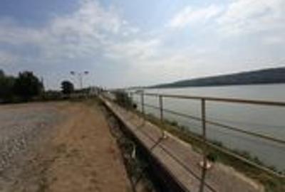 Oltenita - teren pe malul Dunarii cu chei betonat si ponton pt barje - 3