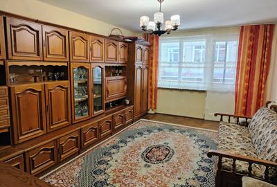 Apartament cu 3 camere decomandat, mobilat în Decebal