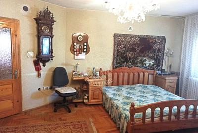 Apartament cu 4 camere decomandat, mobilat în Est