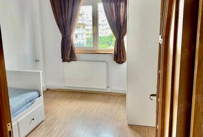 Apartament cu 4 camere semidecomandat în Tineretului