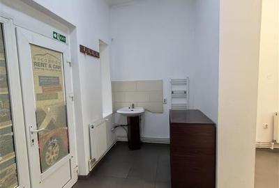 Spatiu comercial 25 mp central la doar 200 euro - 2