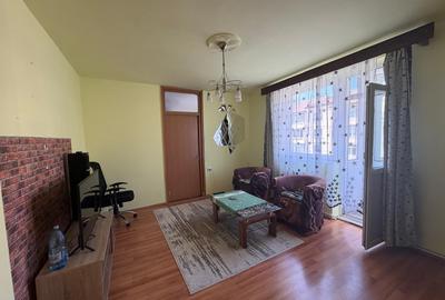Apartament cu 3 camere semidecomandat în Cedonia