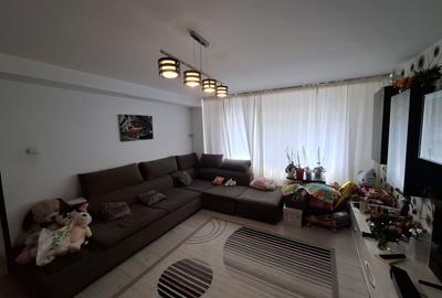 Apartament cu 4 camere decomandat, mobilat în Poarta 6