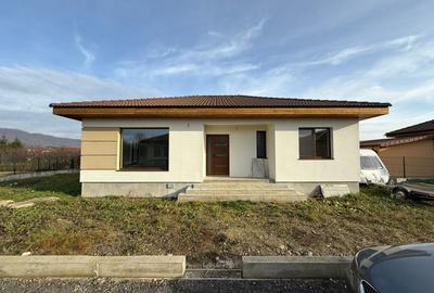 Casă individuală cu 4 camere în Săsar