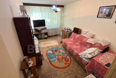 Apartament cu 3 camere semidecomandat în Rovine