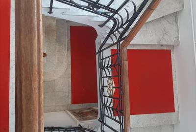 Apartament cu 3 camere, mobilat în P-ța Victoriei