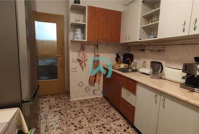 Apartament cu 3 camere decomandat în Răcădău