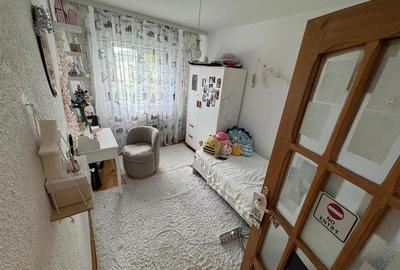 3 camere, etaj 3 cu acoperis, 2 balcoane , 2 bai, zona centrala - 9