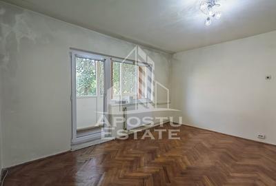 Apartament cu 3 camere semidecomandat în Aradului