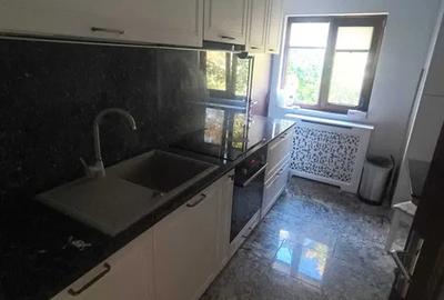 Apartament cu 3 camere decomandat, mobilat în Între Lacuri