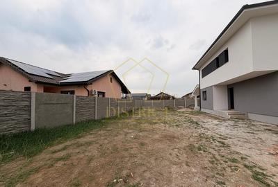 Duplex cu 5 camere, despărțit prin camera tehnica, la asfalt | Mosnita Veche - 3