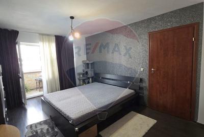 Apartament cu 3 camere decomandat, mobilat în Est