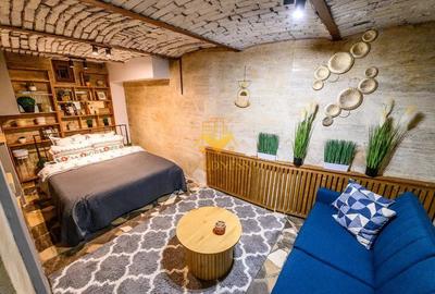 Apartament cu 3 camere semidecomandat, mobilat în Central