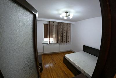 Apartament cu 3 camere semidecomandat, mobilat în Central