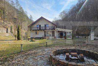 Casă individuală cu 4 camere în Hunedoara