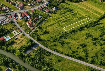 Teren Construcții intravilan de 2500 mp, în Est