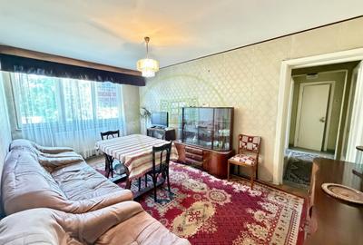 Apartament cu 3 camere semidecomandat, mobilat în Central