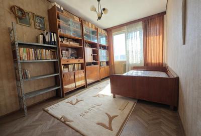 Apartament cu 3 camere semidecomandat în Central