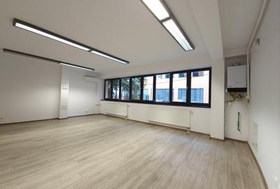 Spatiu birouri luminos, modern, cladire noua, parcare - 1