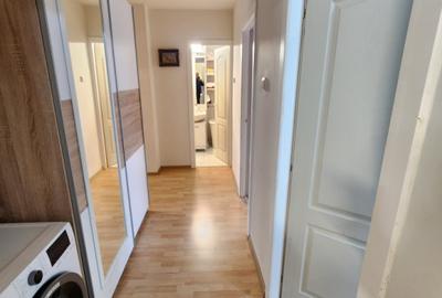 Apartament cu 3 camere decomandat, mobilat în Steaua