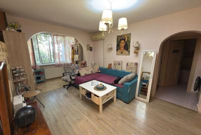 Apartament cu 3 camere semidecomandat, mobilat în Nord